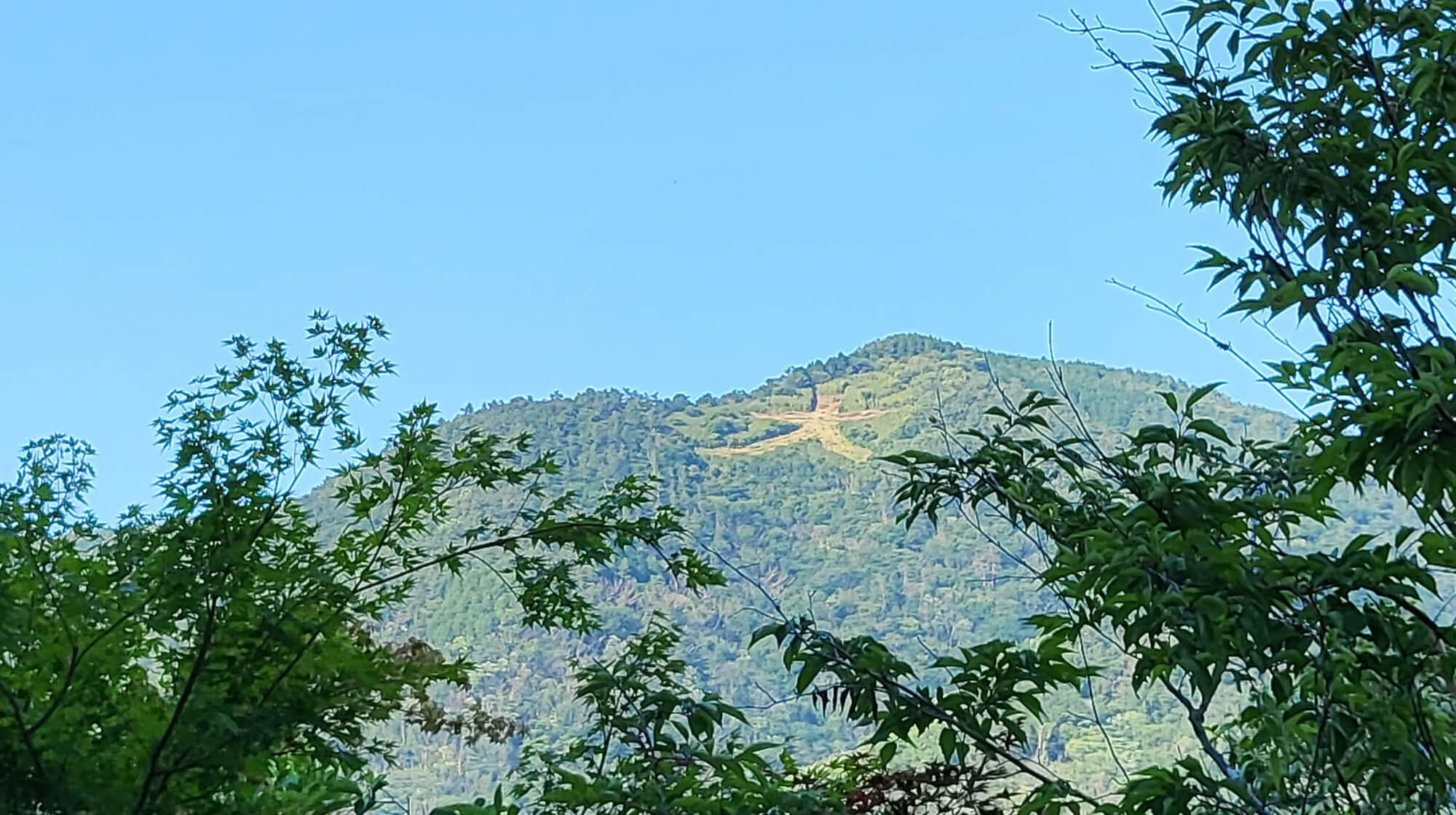 佳ら久からのぞむ明星ヶ岳（大文字山）