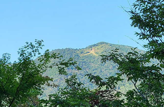 佳ら久からのぞむ明星ヶ岳（大文字山）